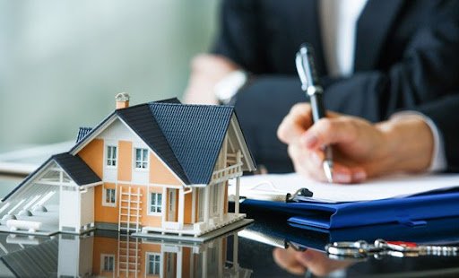 What Does a Real Estate Lawyer Do?